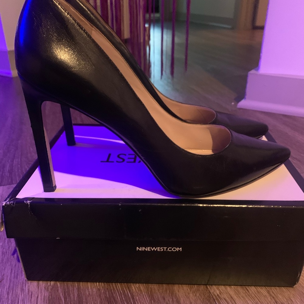 Black NINE WEST pump